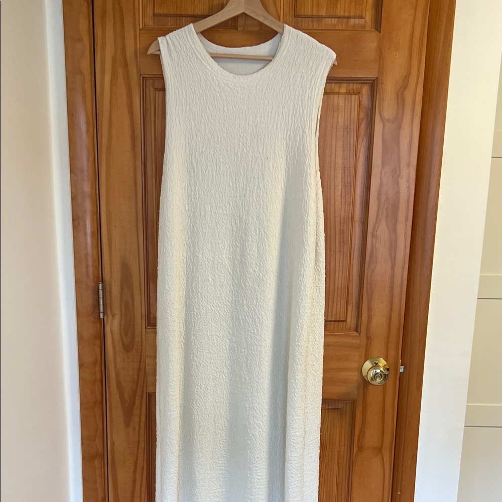 Elegant White Sleeveless Dress